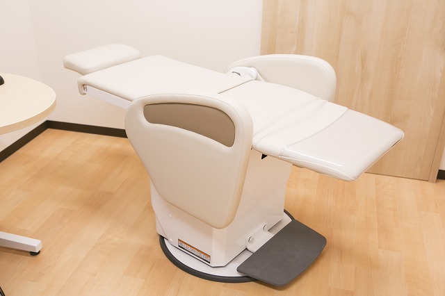 電動リクライニング診察台